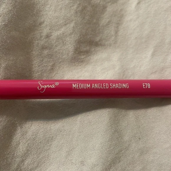 Sigma E70 Medium Angled Shading Brush travel size - Picture 3 of 4